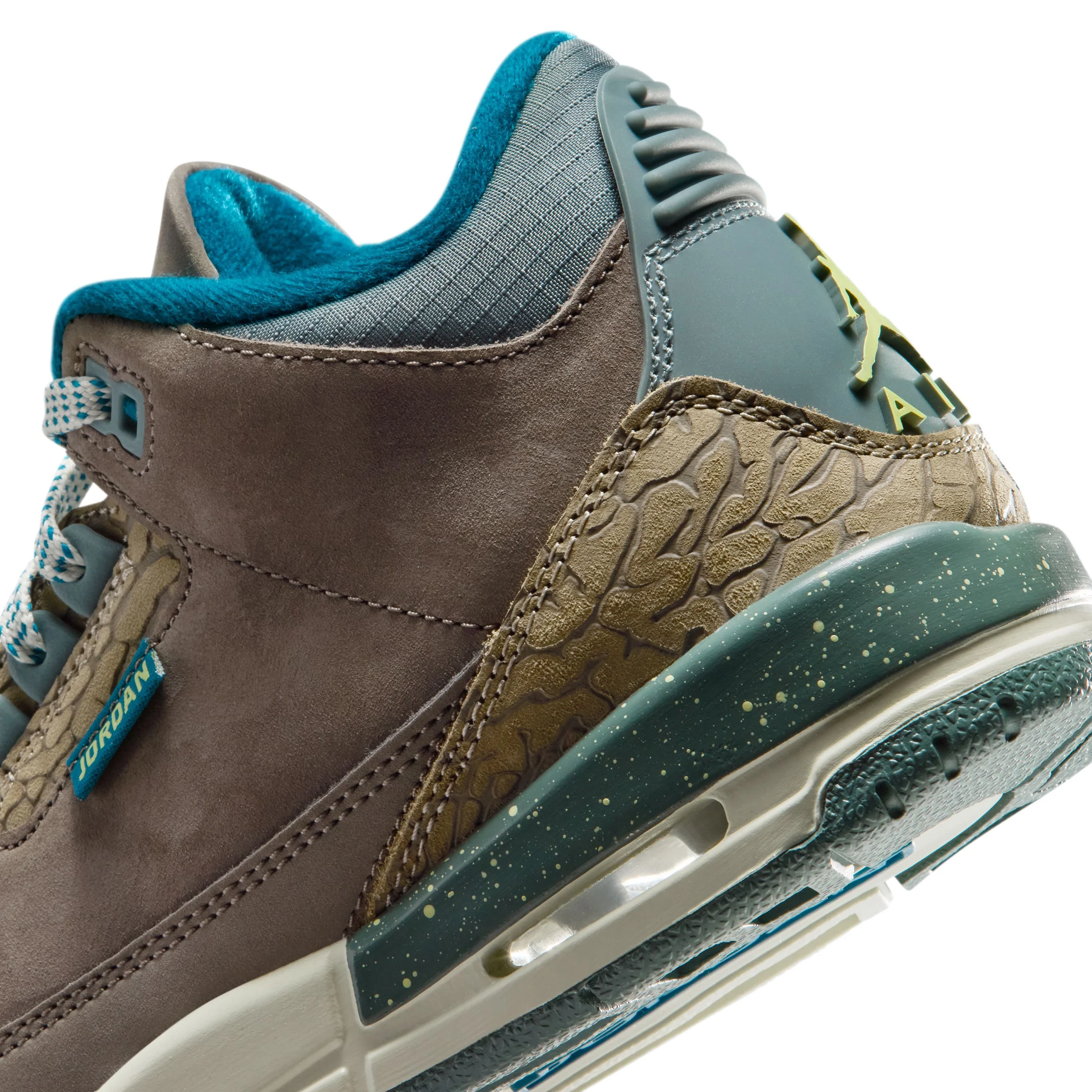 Air Jordan 3 Retro (Big Kid) - Image 8